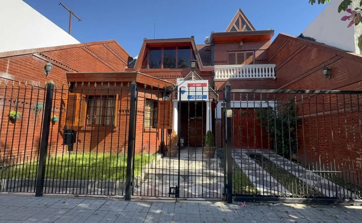 Casa de 4 ambientes con pileta en Moron 5