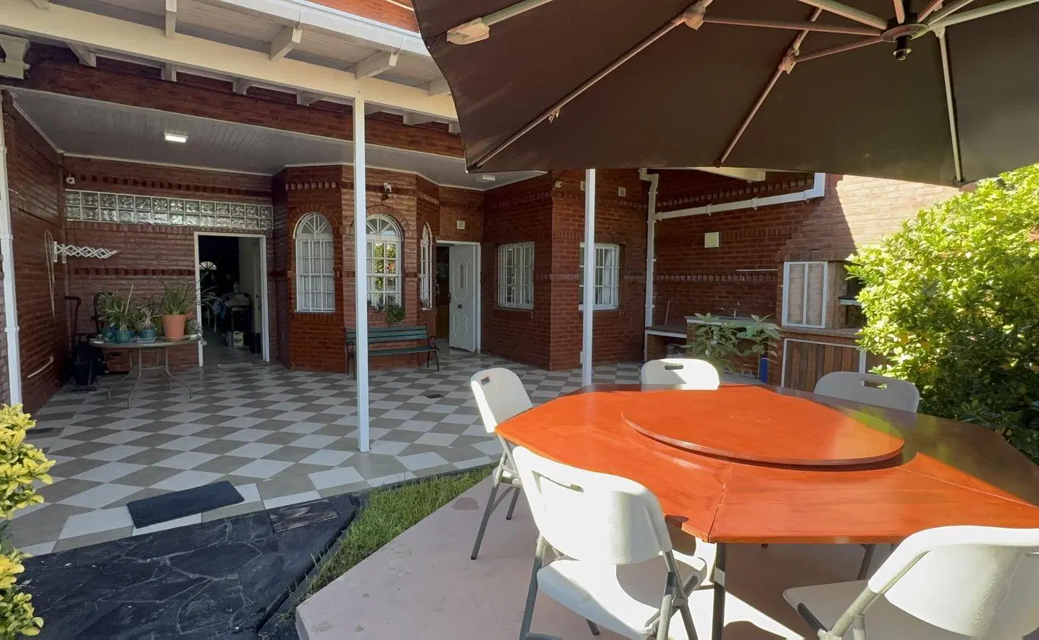 Casa de 4 ambientes con pileta en Moron 2