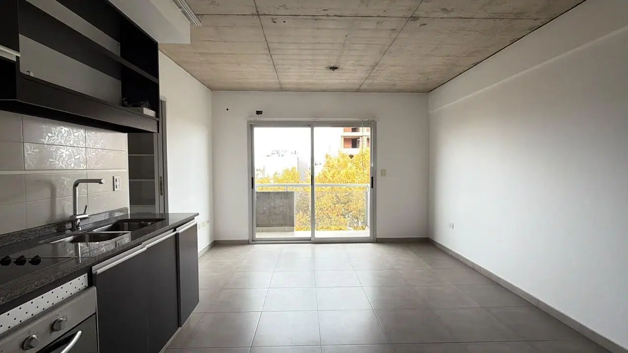 Excelente departamento de dos ambientes con balcón al frente en venta Moron 3