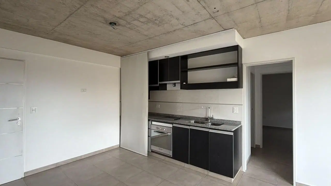 Excelente departamento de dos ambientes con balcón al frente en venta Moron 5