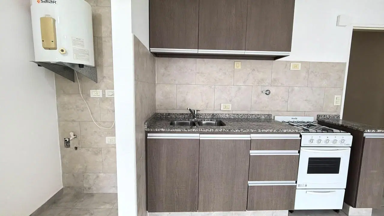 Departamento de 2 ambientes con cochera en venta Moron 3