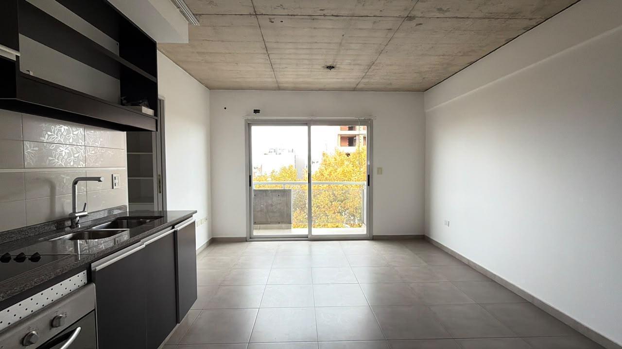 Excelente departamento de dos ambientes con balcón al frente en venta Moron