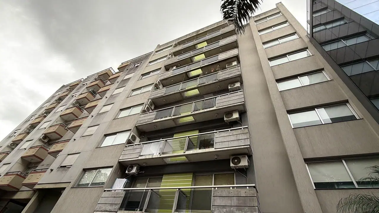 Excelente departamento de dos ambientes con balcón al frente en venta Moron 2