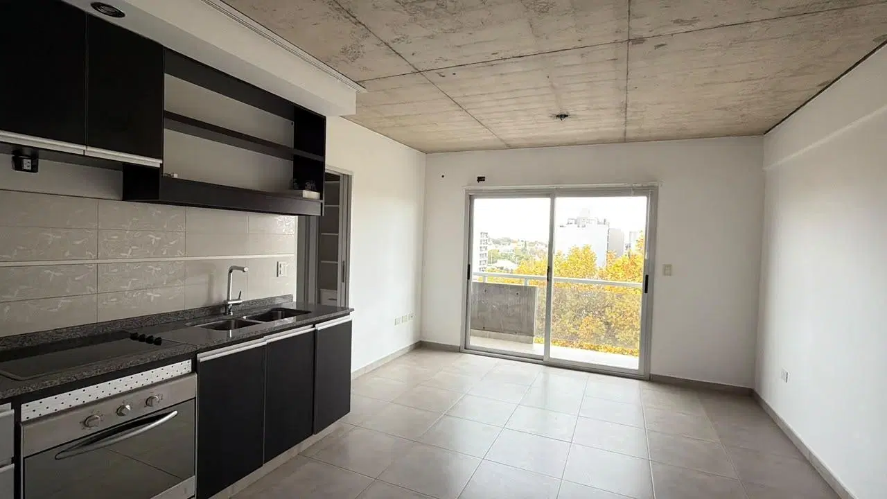 Excelente departamento de dos ambientes con balcón al frente en venta Moron 5
