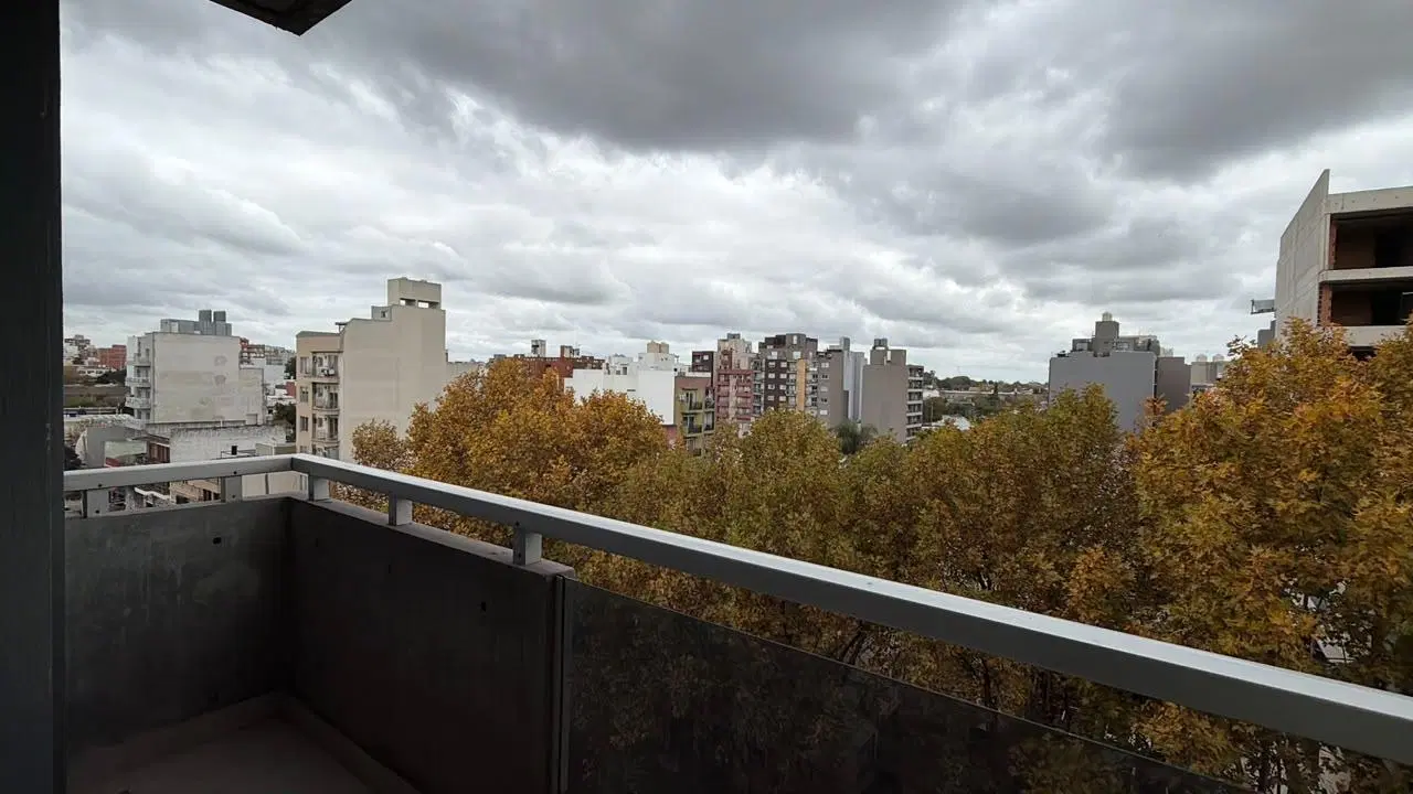 Excelente departamento de dos ambientes con balcón al frente en venta Moron 1