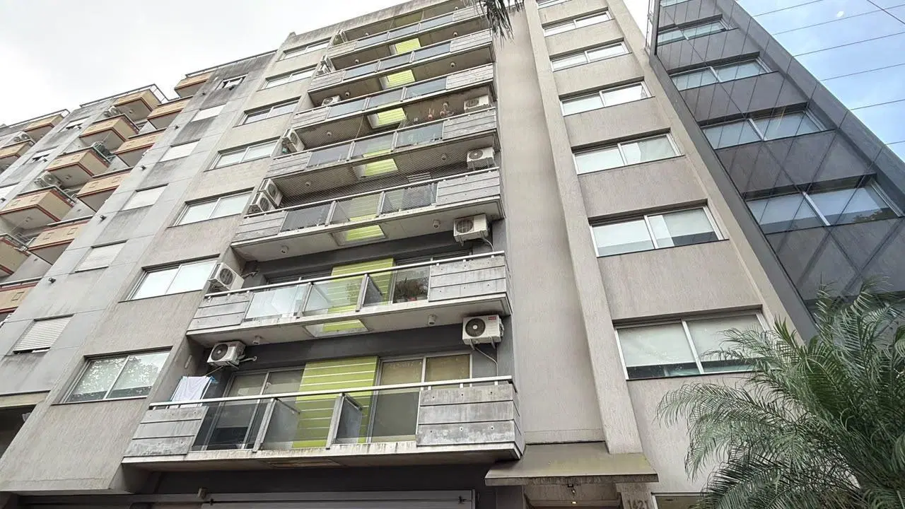 Excelente departamento de dos ambientes con balcón al frente en venta Moron 3