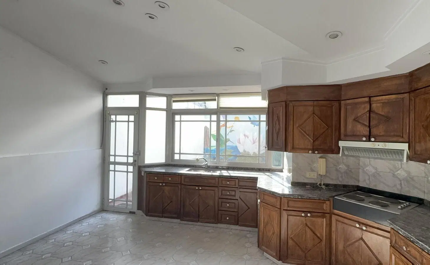 Dúplex con patio y cochera en ubicación estratégica de San Justo 2