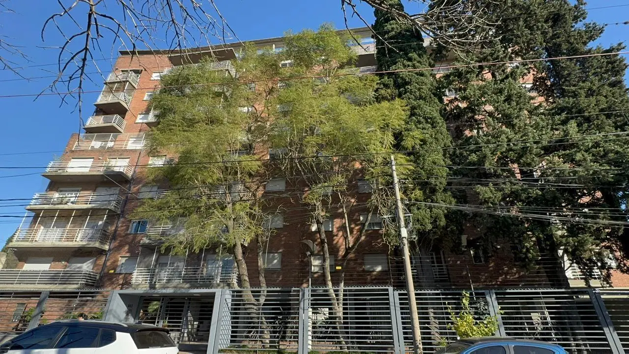 Exclusivo departamento de 3 ambientes con balcón y cochera en Morón 3