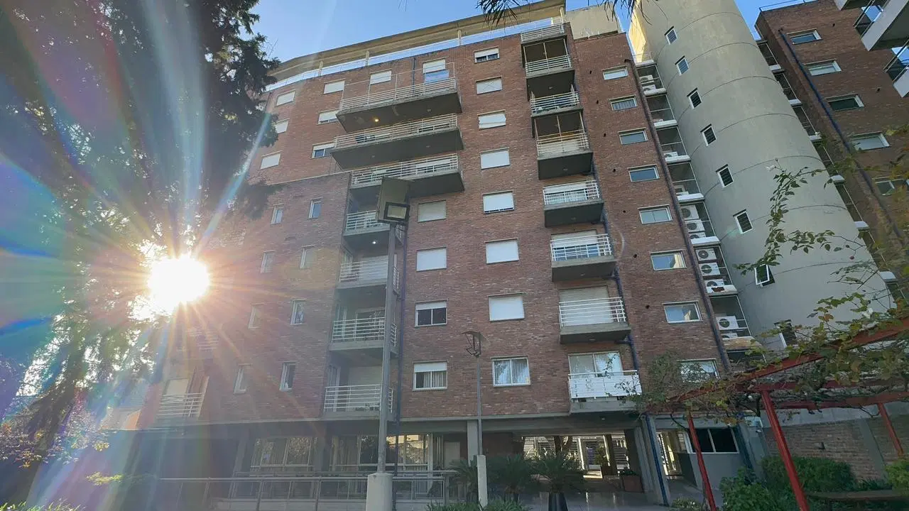 Exclusivo departamento de 3 ambientes con balcón y cochera en Morón 2