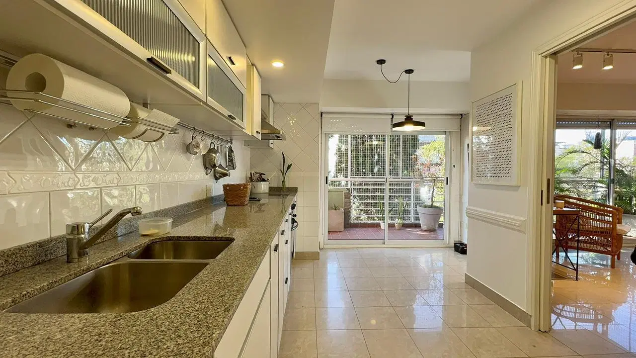 Exclusivo departamento de 3 ambientes con balcón y cochera en Morón 5