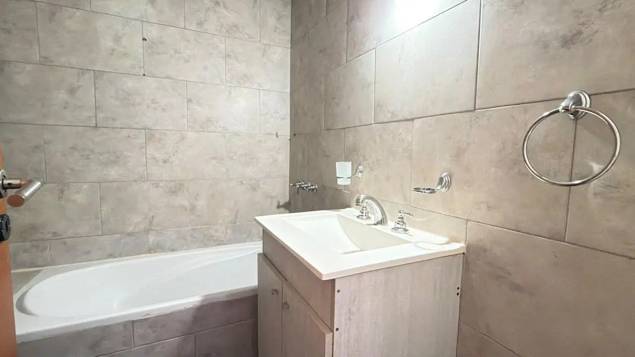 Departamento de 2 ambientes con cochera en venta Moron 5