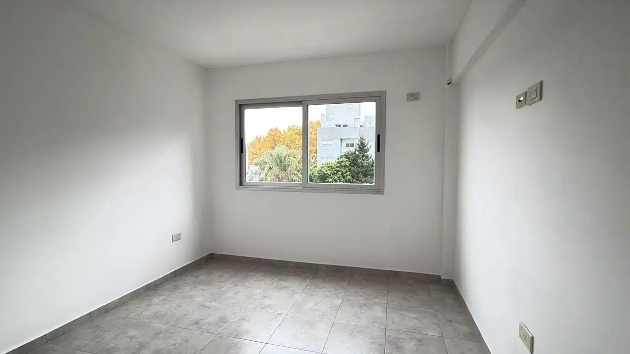 Departamento de 2 ambientes con cochera en venta Moron 4
