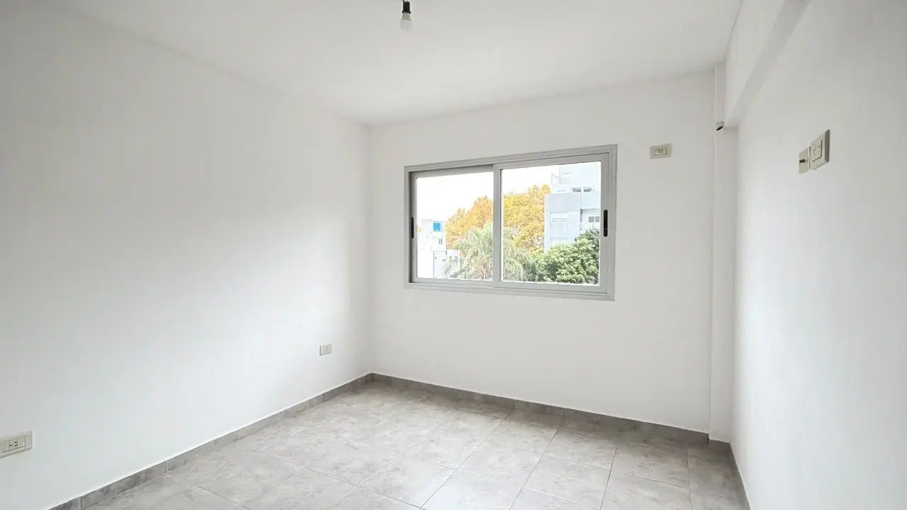 Departamento de 2 ambientes con cochera en venta Moron 3