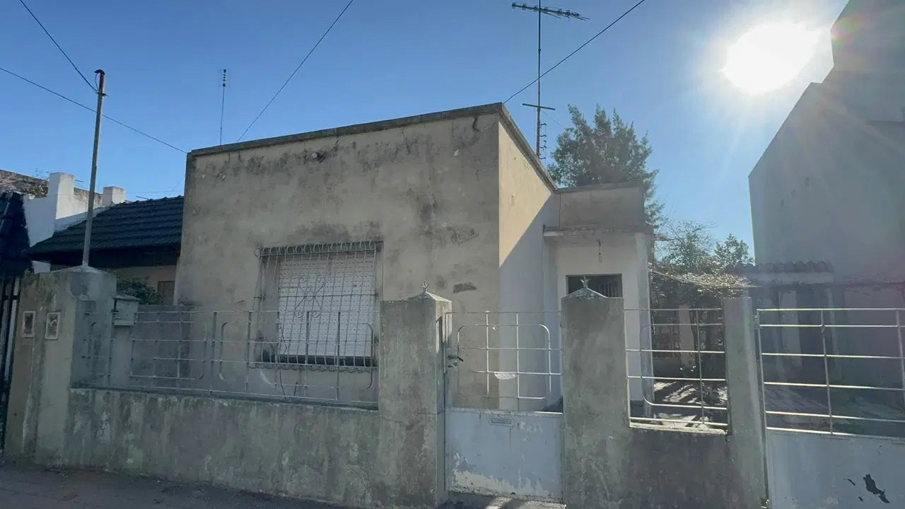 Casa a refaccionar sobre lote de 203 m² en Morón 8