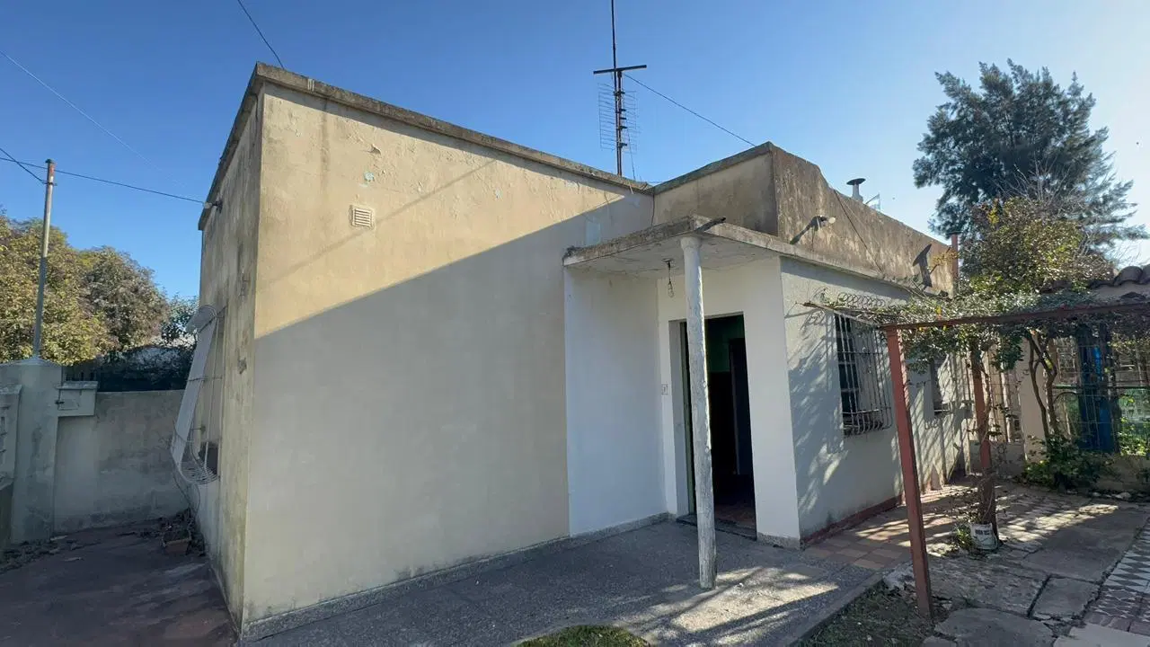 Casa a refaccionar sobre lote de 203 m² en Morón 4