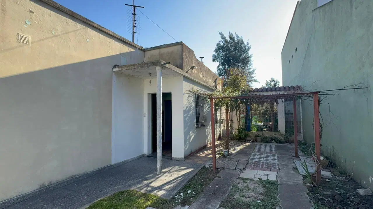 Casa a refaccionar sobre lote de 203 m² en Morón 2