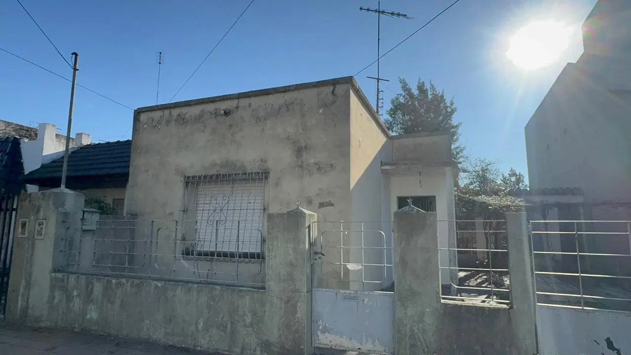 Casa a refaccionar sobre lote de 203 m² en Morón 1