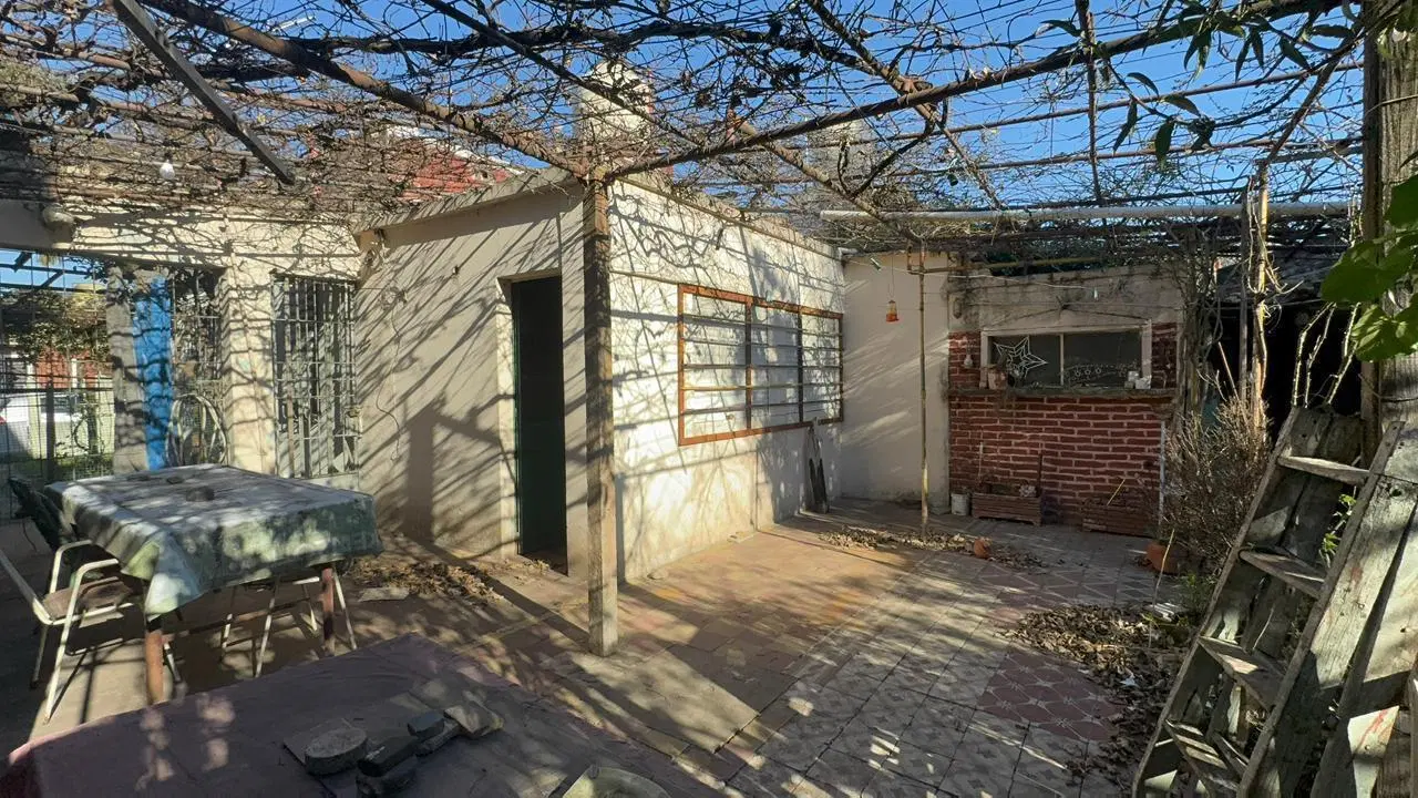 Casa a refaccionar sobre lote de 203 m² en Morón 3