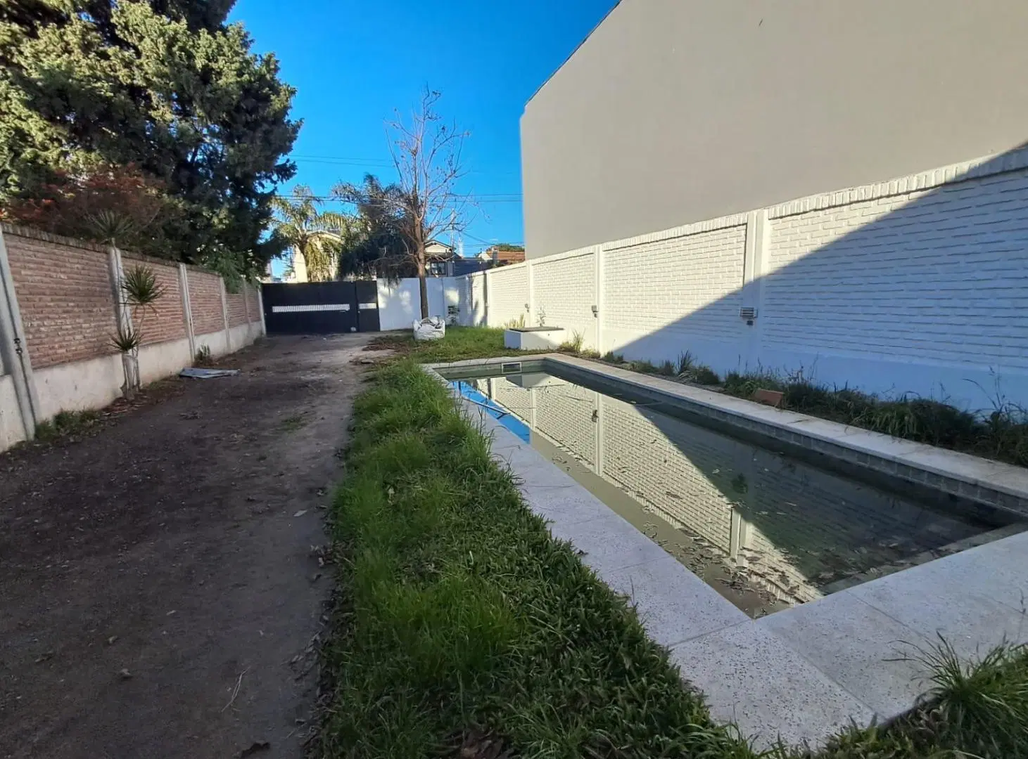 Gran lote de 409 m² con casa a terminar y pileta en Castelar 1
