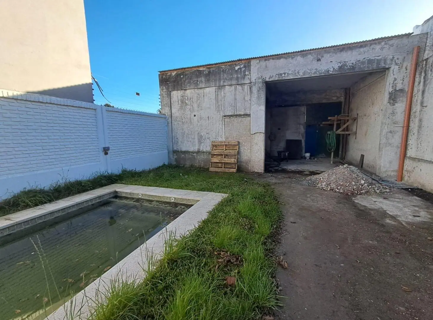 Gran lote de 409 m² con casa a terminar y pileta en Castelar 3