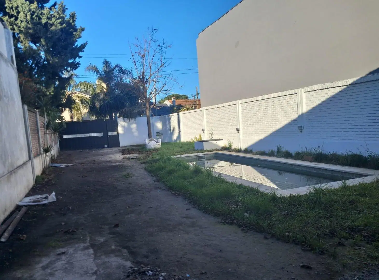Gran lote de 409 m² con casa a terminar y pileta en Castelar 8