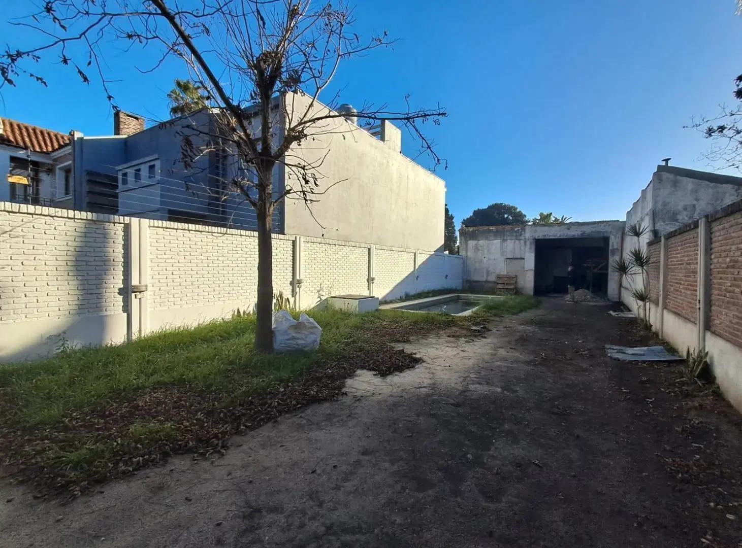 Gran lote de 409 m² con casa a terminar y pileta en Castelar 5