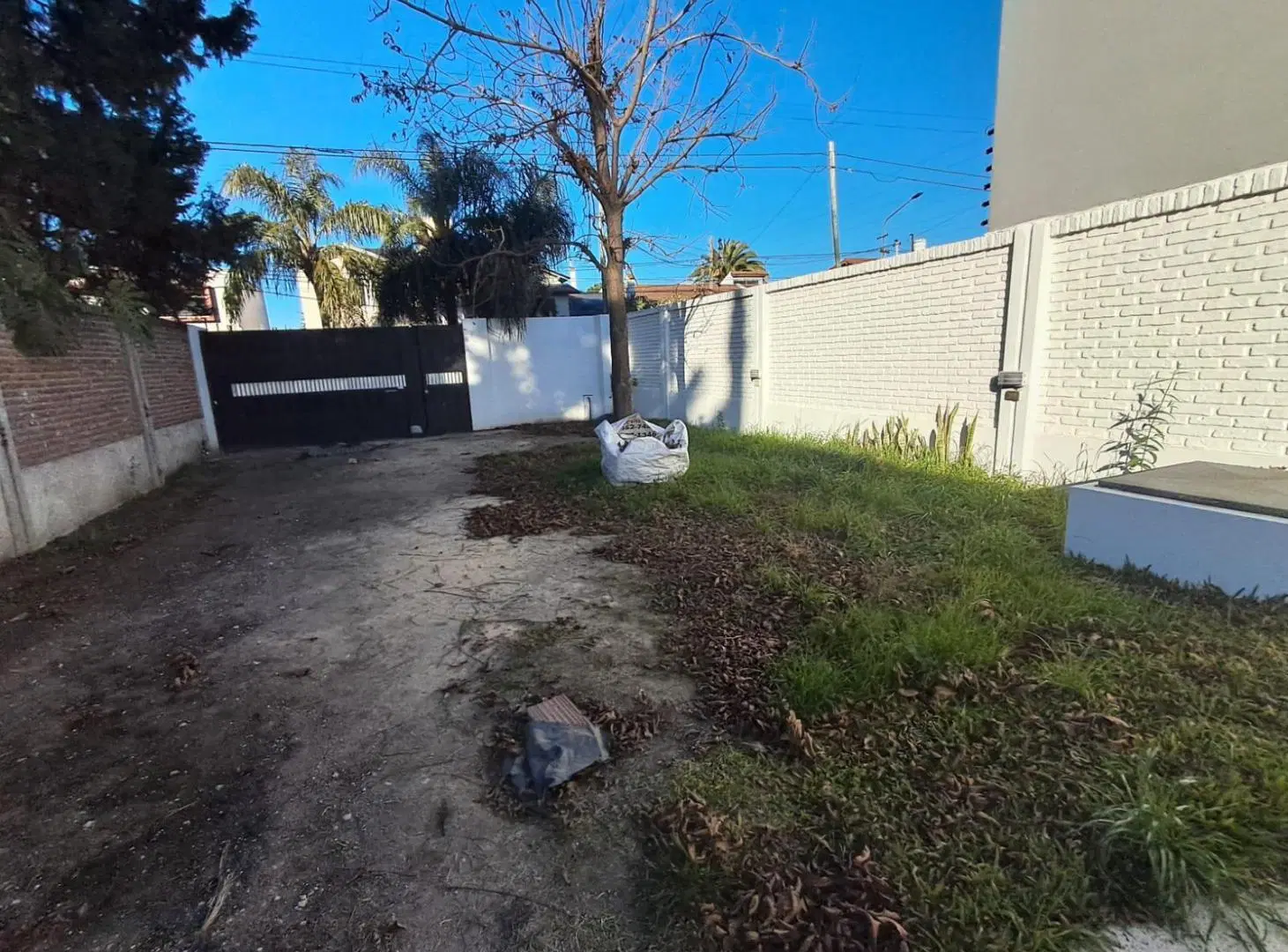 Gran lote de 409 m² con casa a terminar y pileta en Castelar 4