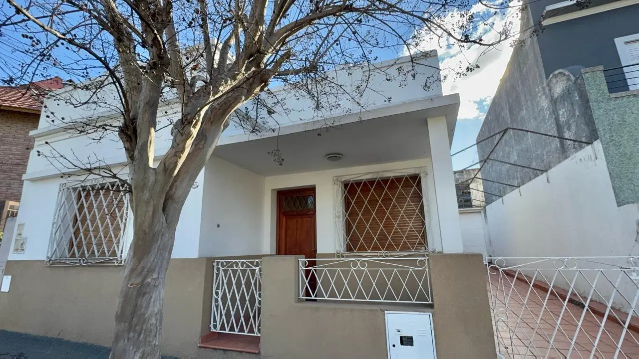 Casa americana Moron con galpon 4