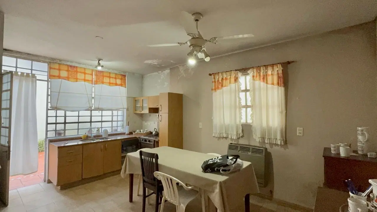 Casa americana Moron con galpon 8