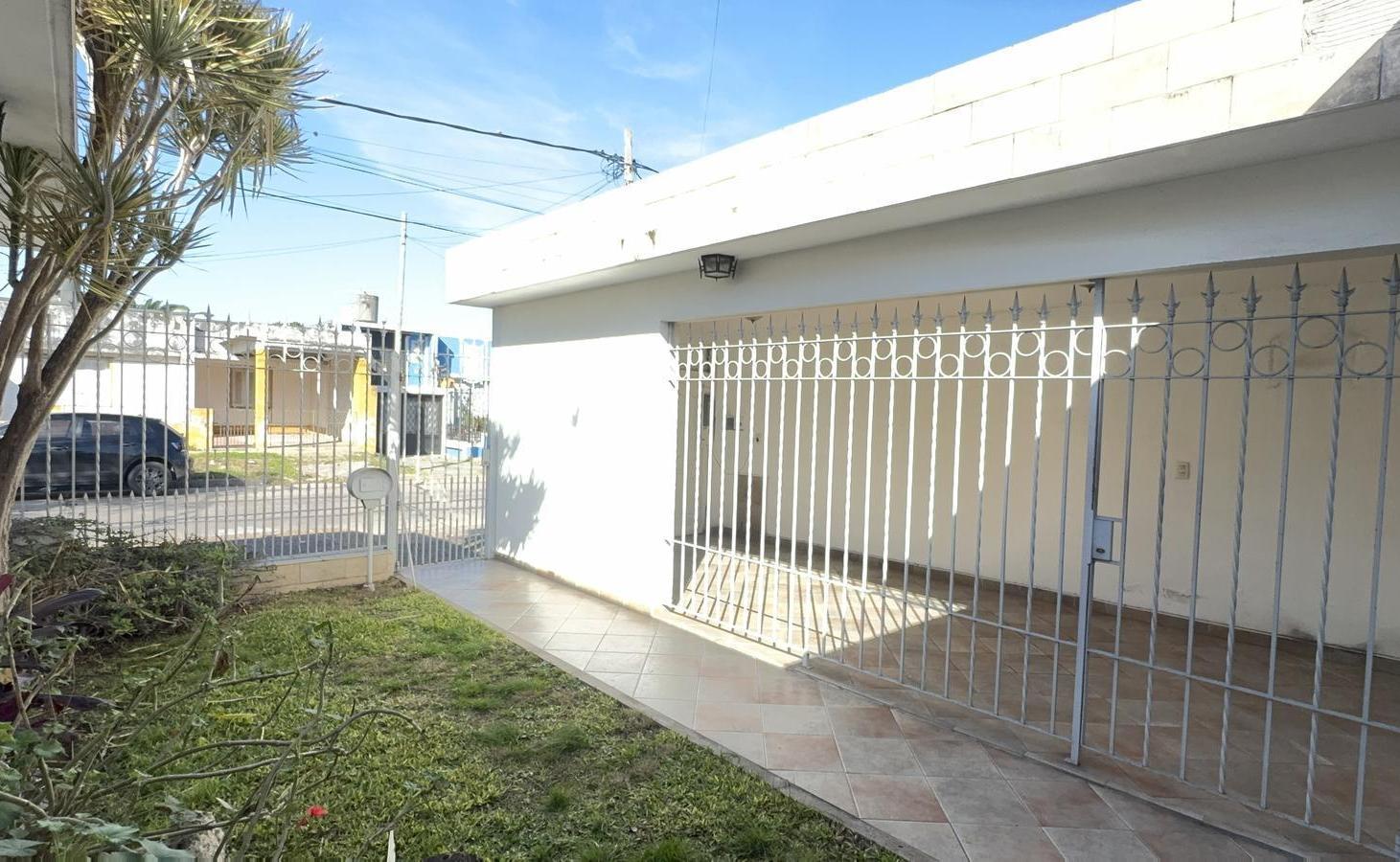 Foto de Casa para dos familias con doble acceso en venta Morón, imagen 2