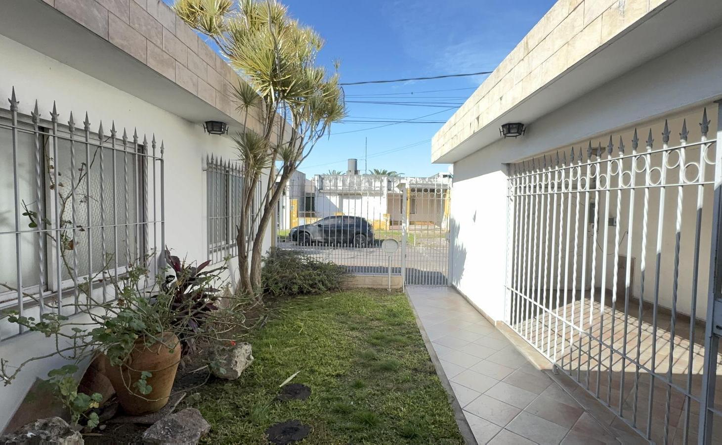 Foto de Casa para dos familias con doble acceso en venta Morón, imagen 4