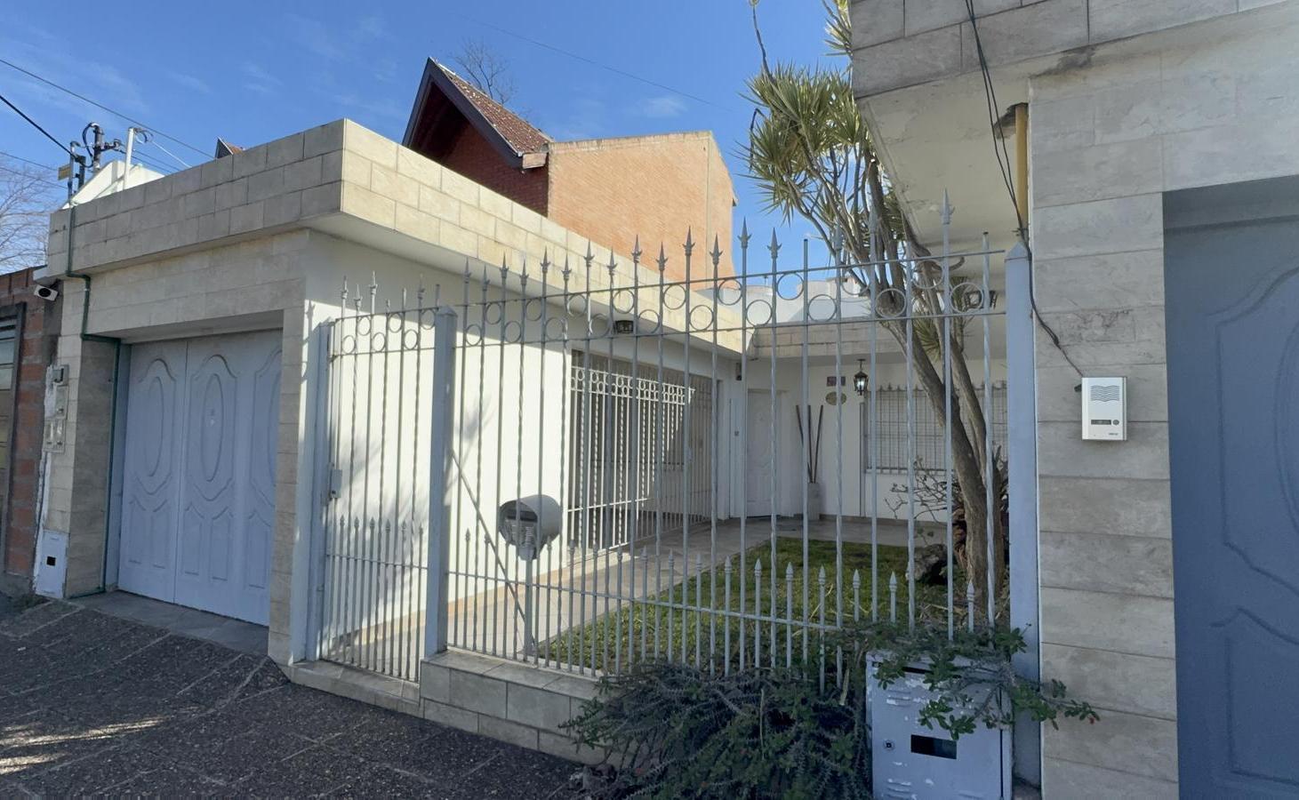 Foto de Casa para dos familias con doble acceso en venta Morón, imagen 5