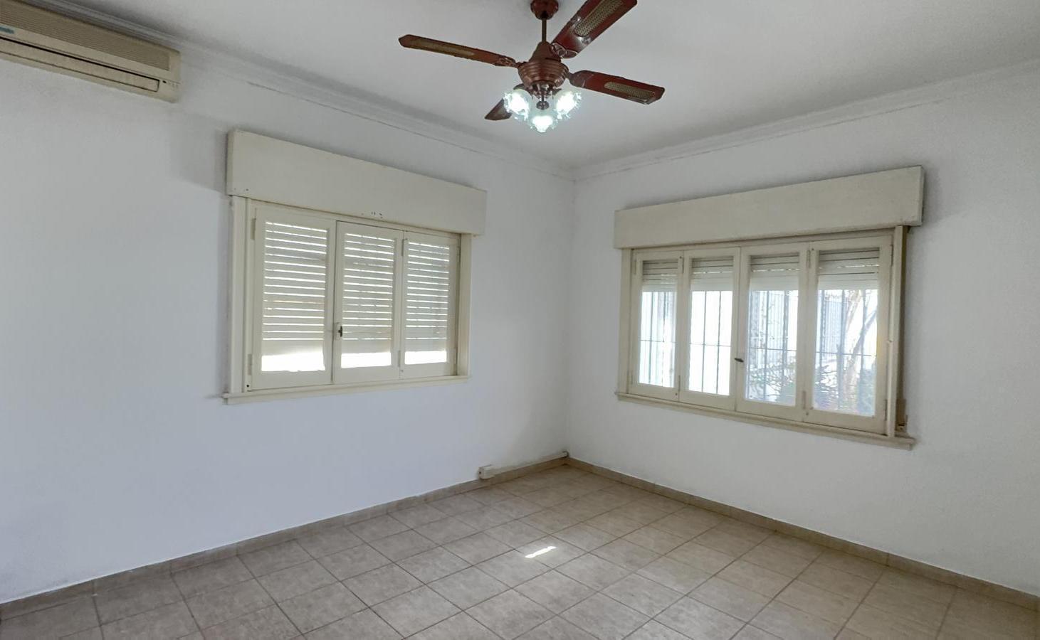 Foto de Casa para dos familias con doble acceso en venta Morón, imagen 1