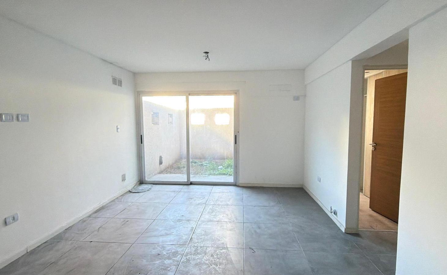Foto de Departamento Dos ambientes P.B con patio y cochera en Venta, Morón, imagen 1
