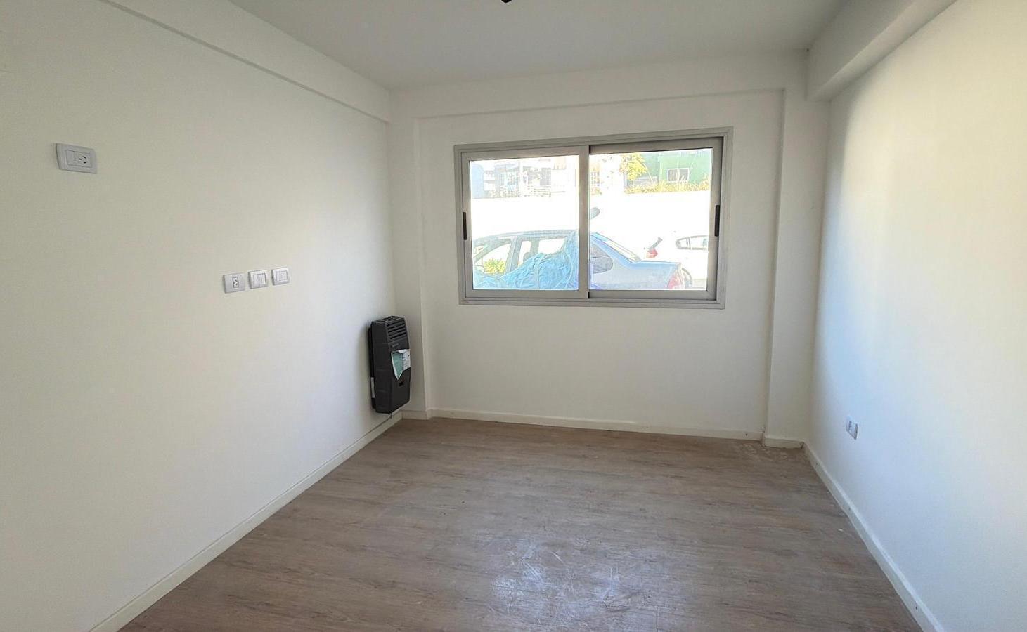 Foto de Departamento Dos ambientes P.B con patio y cochera en Venta, Morón, imagen 4