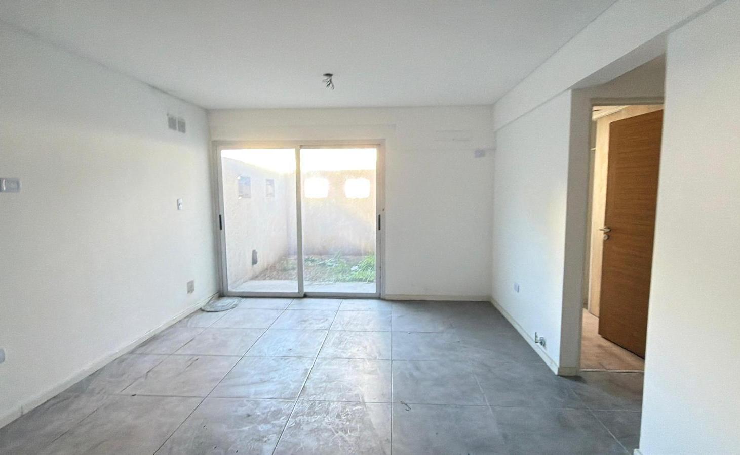 Foto de Departamento Dos ambientes P.B con patio y cochera en Venta, Morón, imagen 2