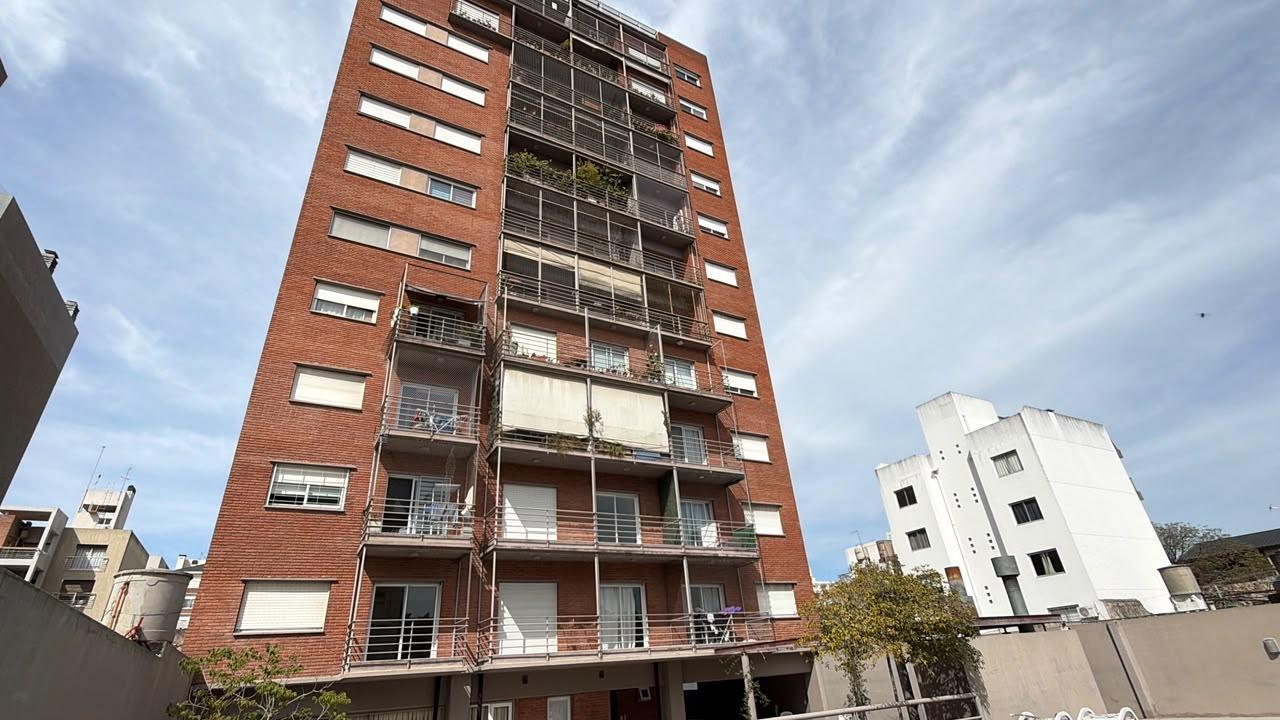 Foto de Departamento de Tres ambientes en venta - Balcón corrido y patio propio, imagen 3