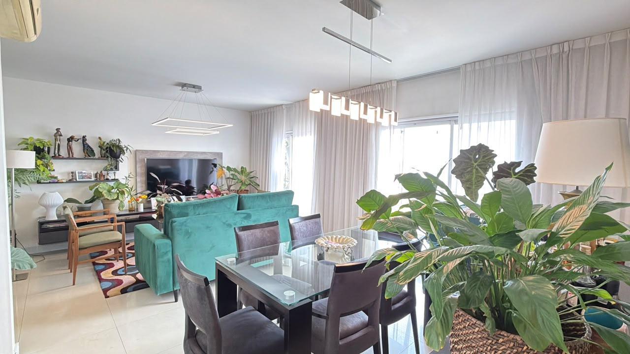 Foto de Departamento de Tres ambientes en venta - Balcón corrido y patio propio, imagen 1