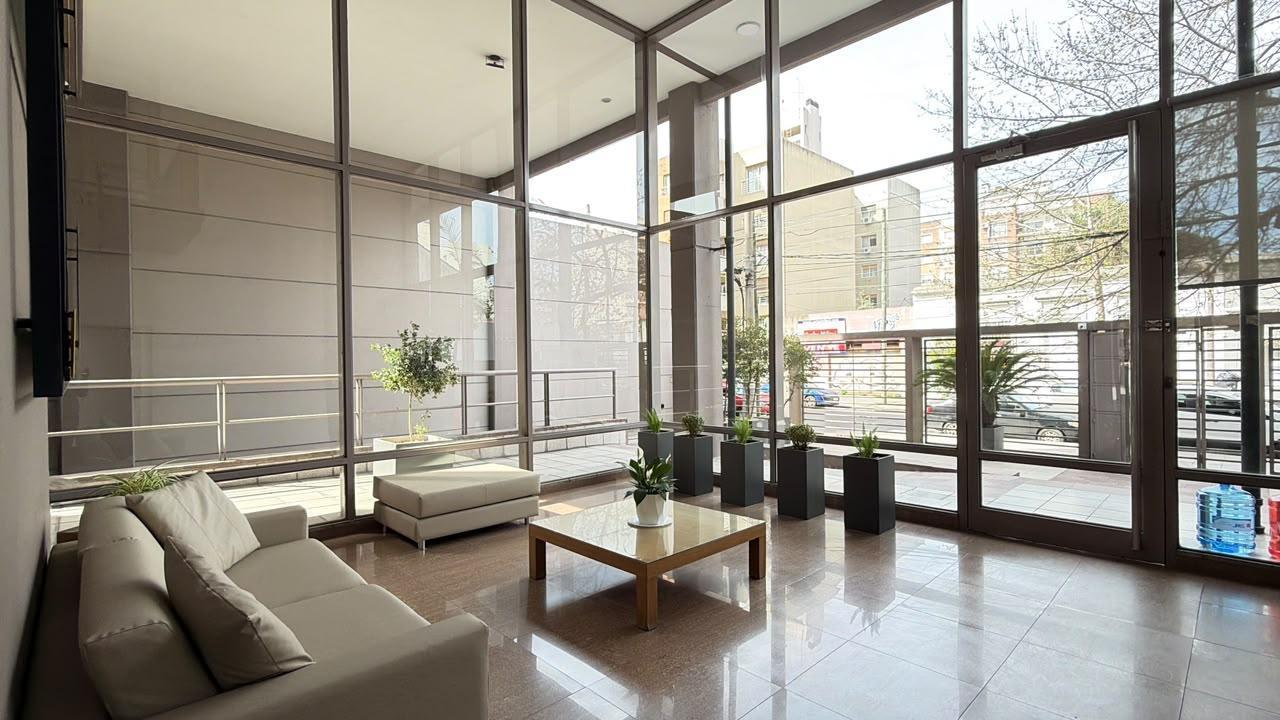 Foto de Departamento de Tres ambientes en venta - Balcón corrido y patio propio, imagen 5
