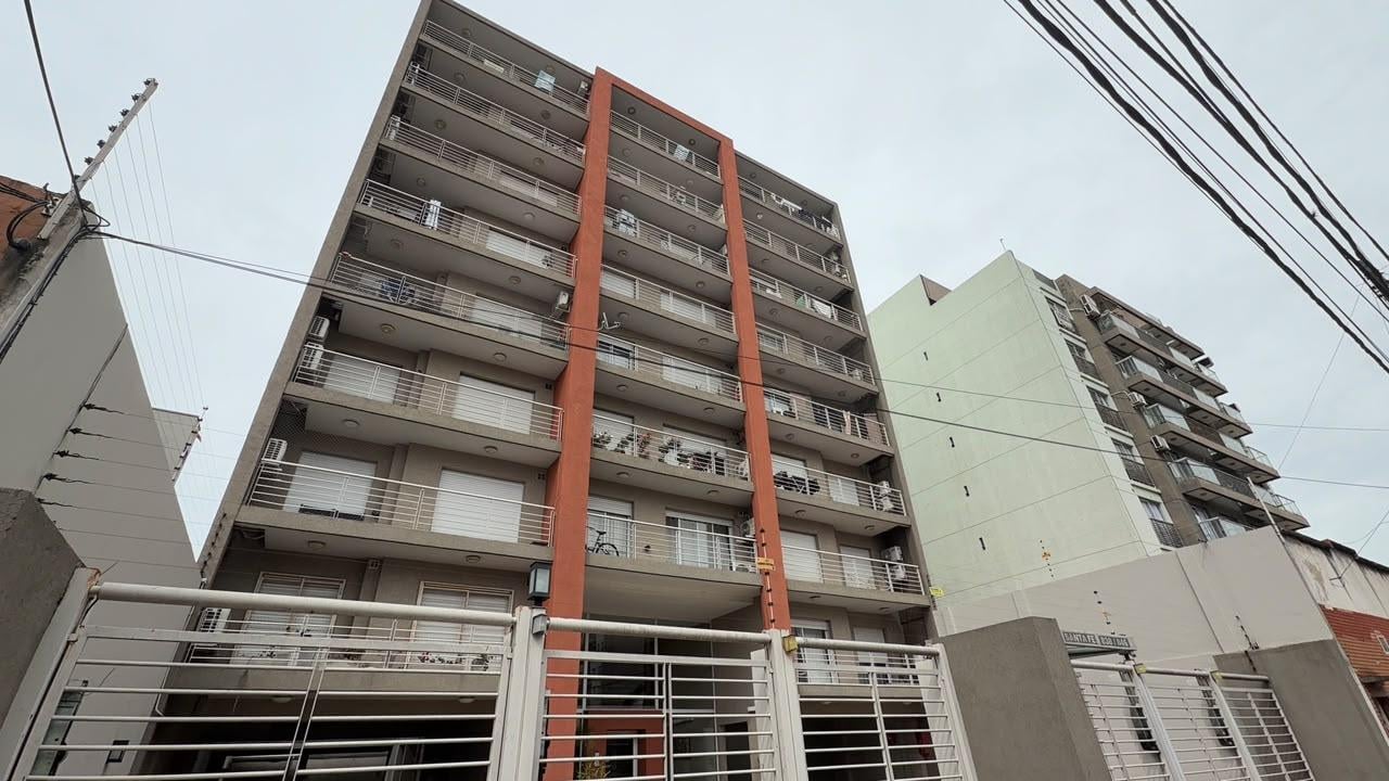 Foto de Amplio monoambiente con balcón corrido en venta Morón, imagen 1