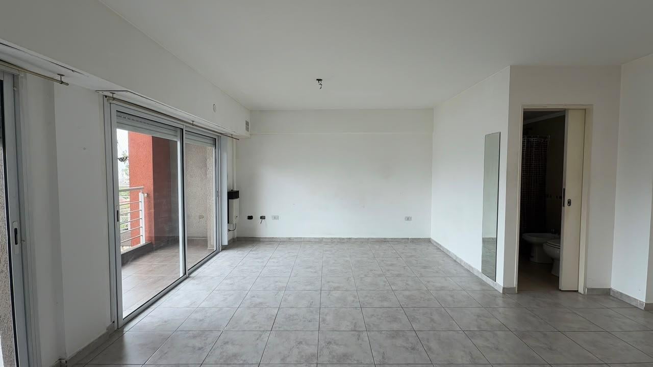Foto de Amplio monoambiente con balcón corrido en venta Morón, imagen 3