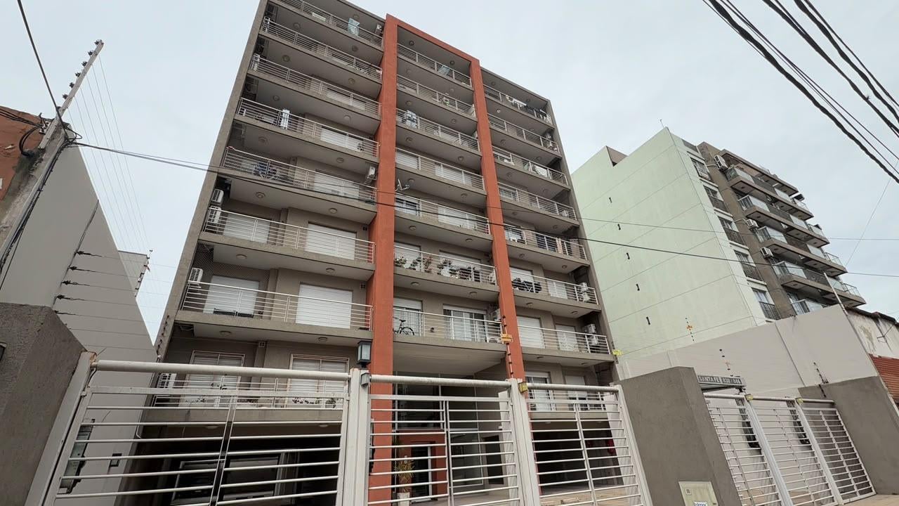 Foto de Amplio monoambiente con balcón corrido en venta Morón, imagen 2