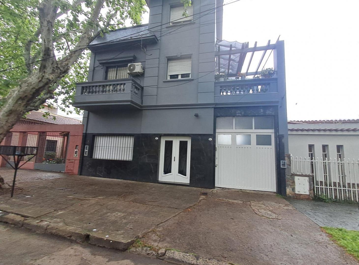 Foto de PH de 110m² en alquiler Moron, imagen 1