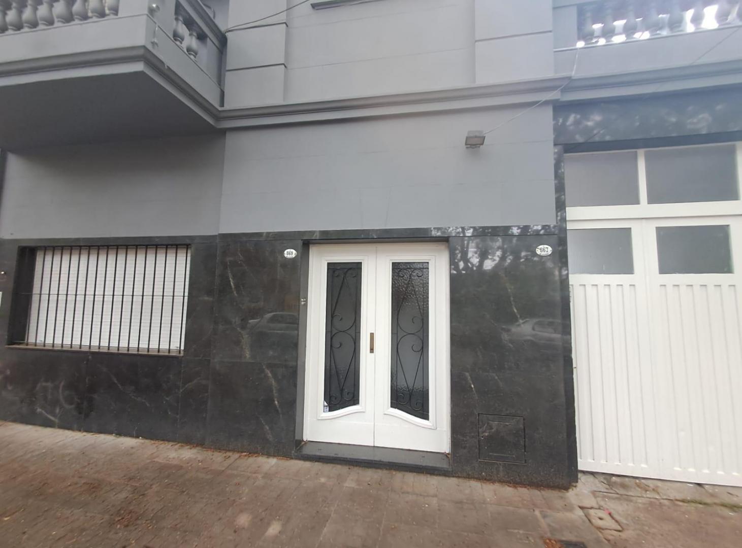 Foto de PH de 110m² en alquiler Moron, imagen 2