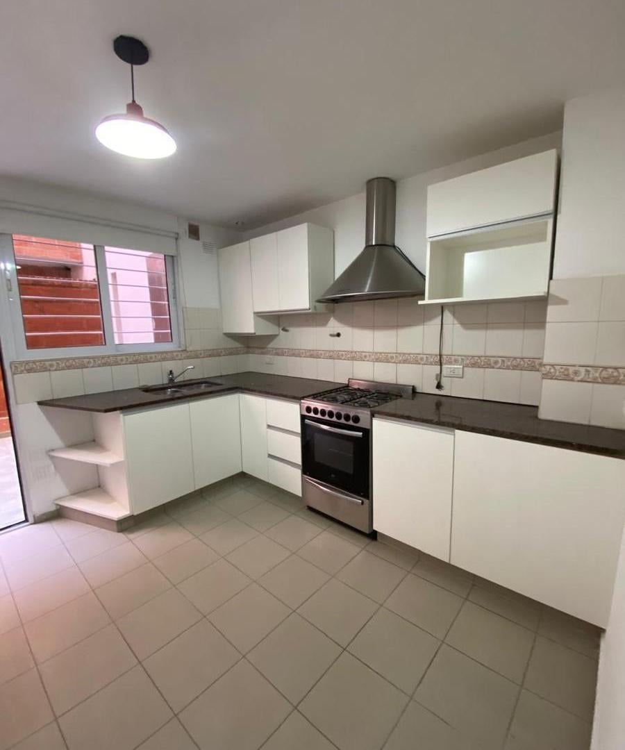 Foto de Departamento dos dormitorios dos baños, cochera, quincho y patio., imagen 3