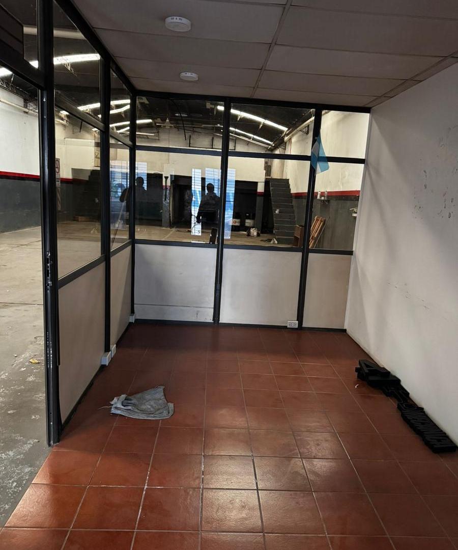 Foto de DEPOSITO CON OFICINA Y SALON COMERCIAL, imagen 4