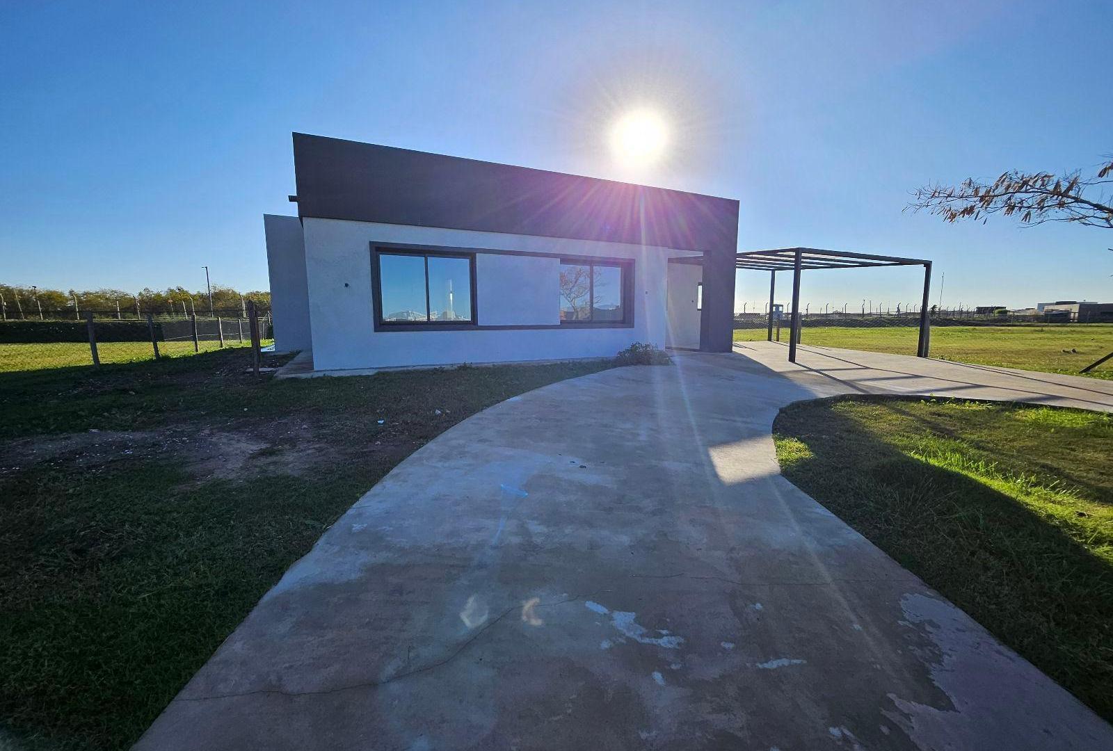 CASA EN VENTA y ALQUILER, 5 AMBIENTES, SAN SEBASTIAN AREA 9, APTO CREDITO