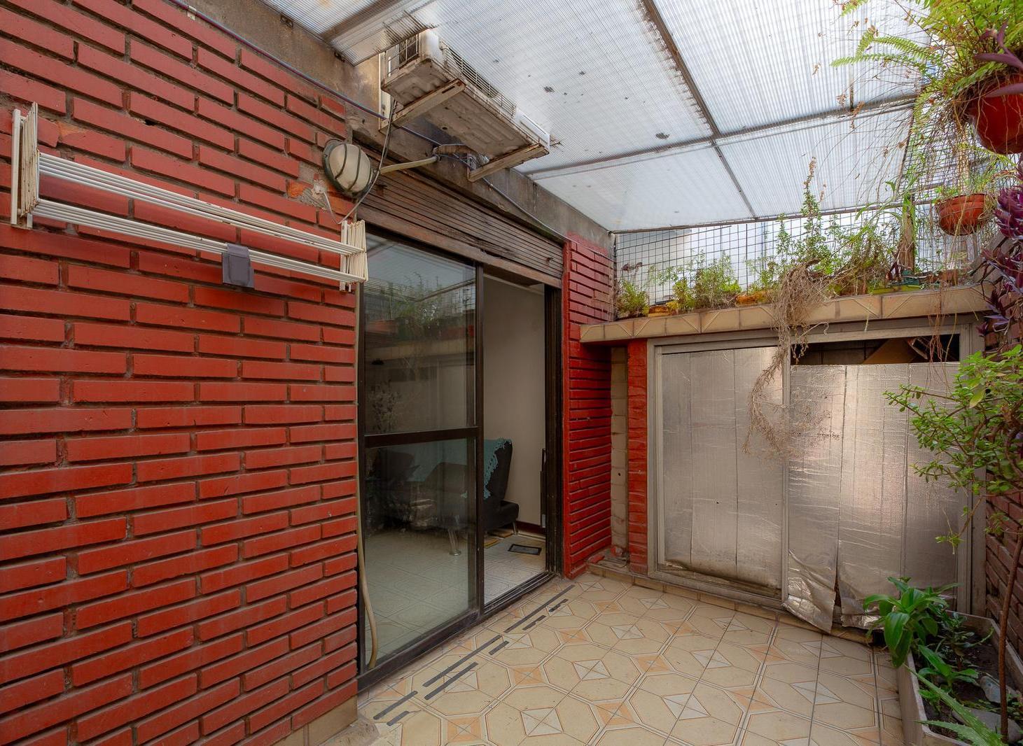 PH 3 ambientes en dos plantas con patio y parrilla en Flores – Apto crédito – A refaccionar