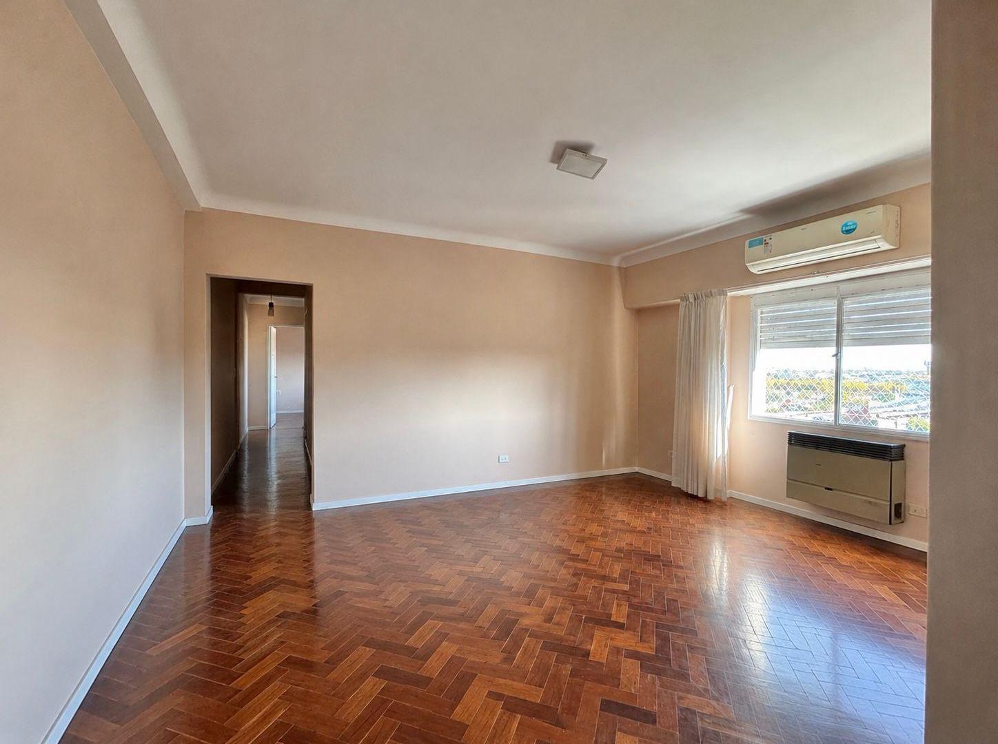 Departamento 3 Ambientes en Alquiler en Parque Chacabuco con Balcón
