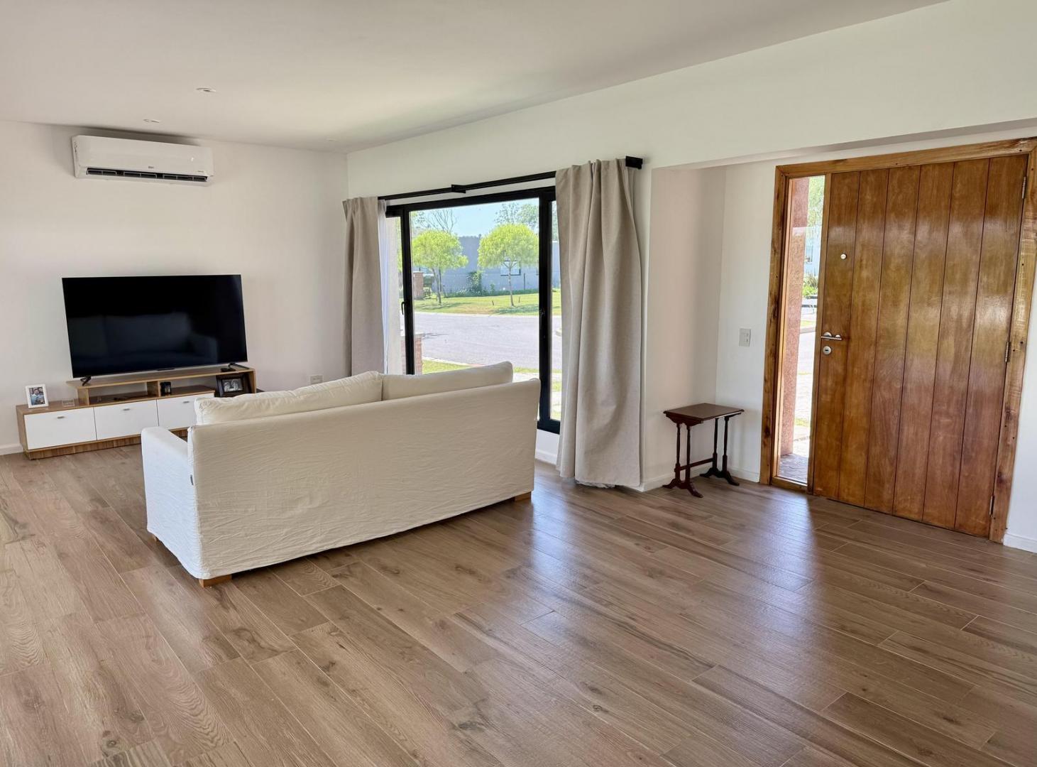 Foto de VENTA CASA 3 AMB CON PISCINA EN BARRIO SANTA ELENA, PILAR DEL ESTE, imagen 2